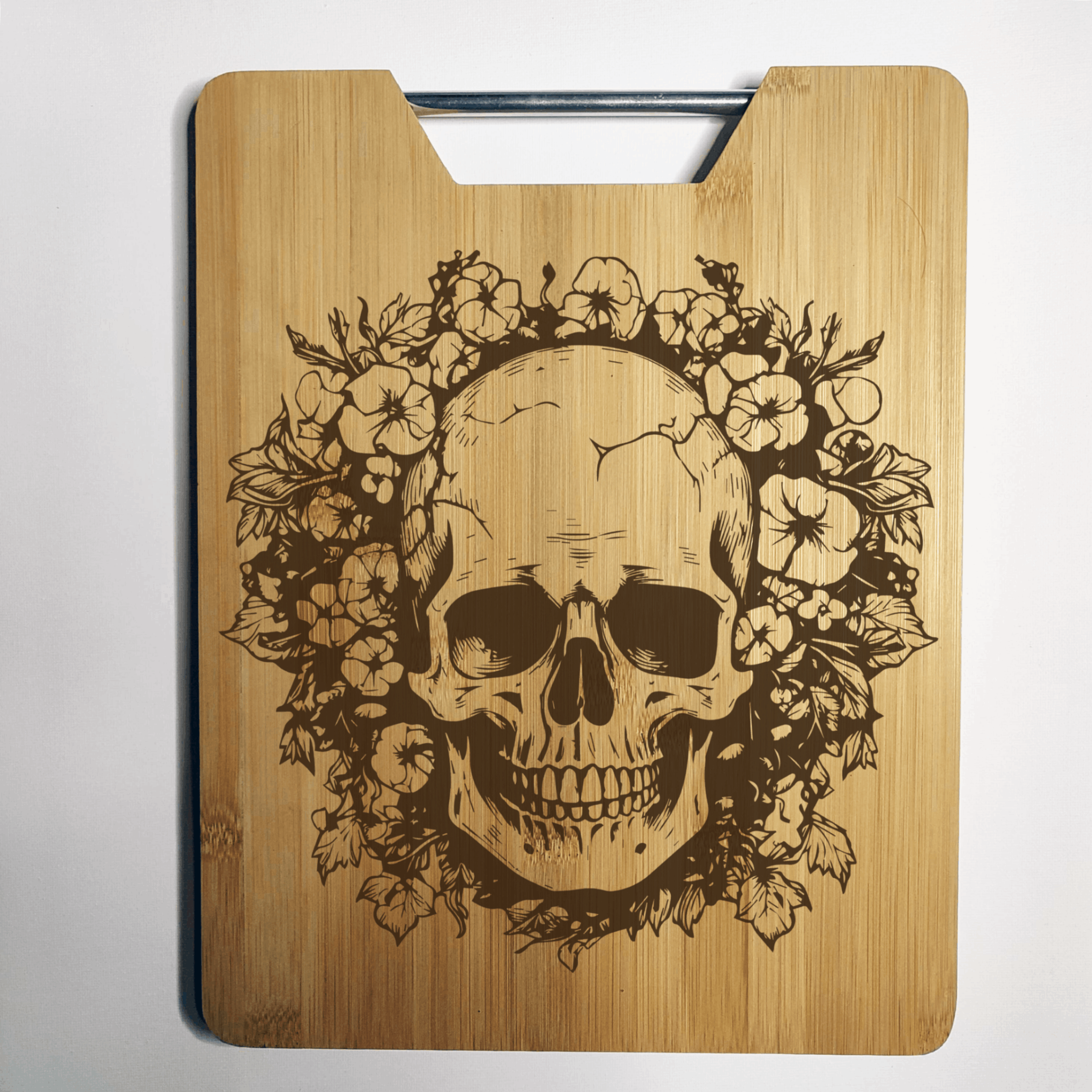 Tête de mort et couronne de fleurs - Planche à Découper Gravée