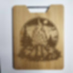 Feu de camp et lune apaisante - Planche à découper gravée