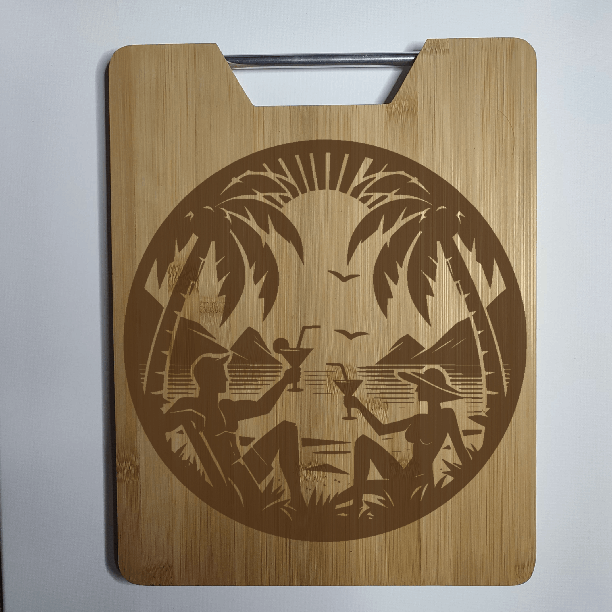 Couple prenant l’apéro sur la plage – Planche à Découper Gravée