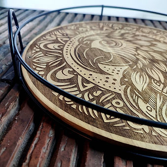 Gravure laser d’un perroquet sur plateau en bois naturel – décoration personnalisée artisanale RayonLaser.fr