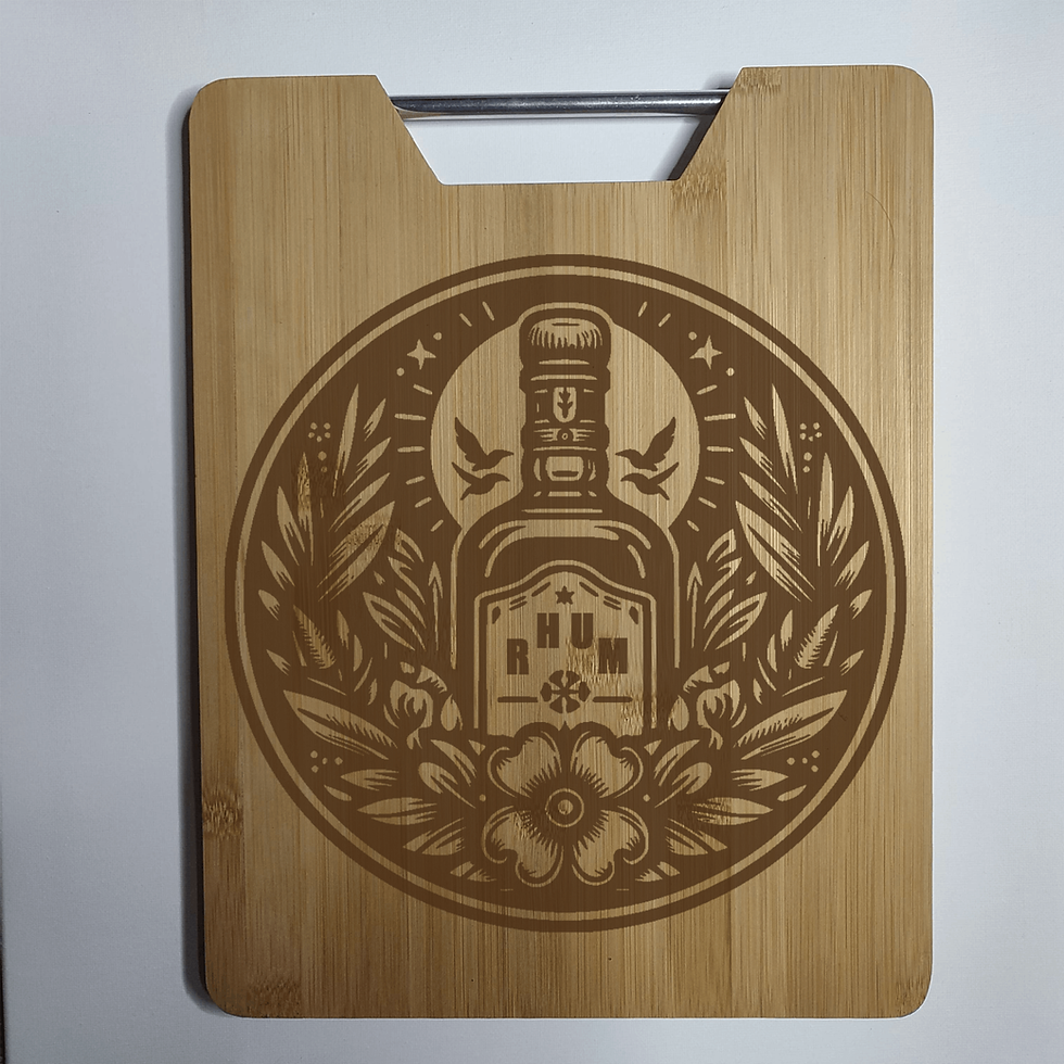Bouteille de rhum et ornement floral - Planche à Découper Gravée