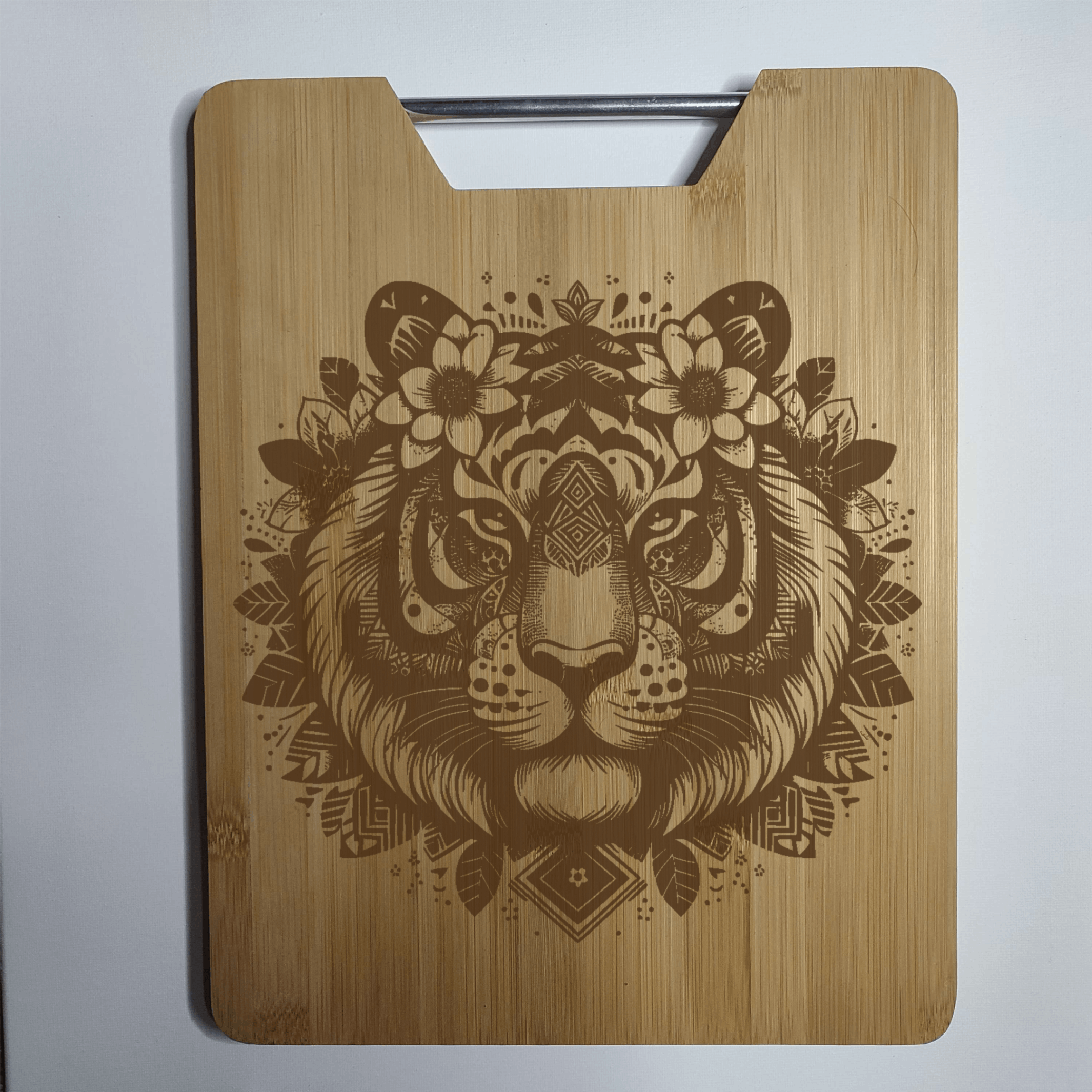 Tête de tigre et ornements floraux - Planche à Découper Gravée