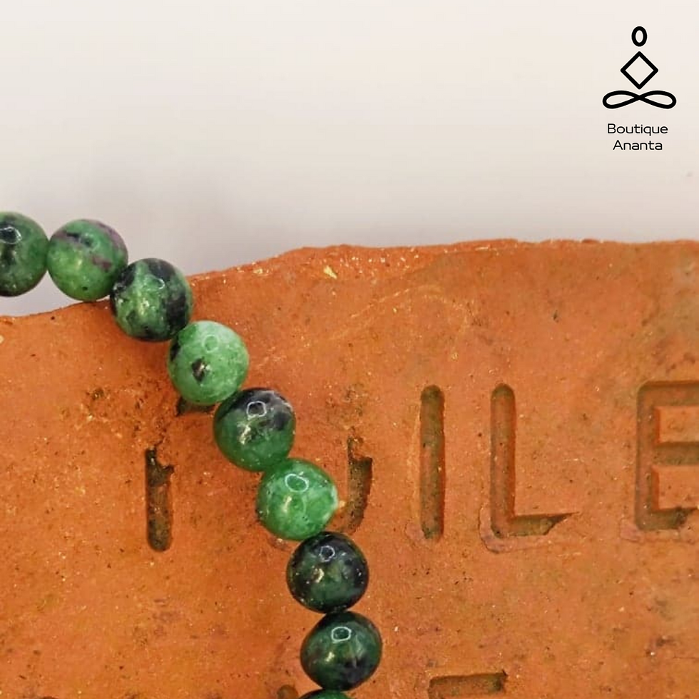 Miniature : Gros plan perles rubis zoïsite anyolite naturel contraste rouge vif vert intense hornblende noire bracelet lithothérapie