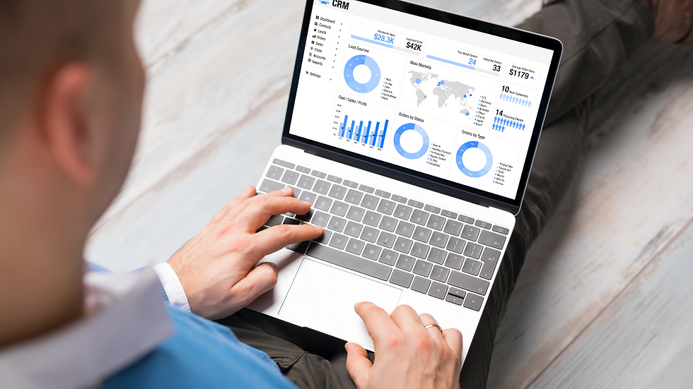 Homem analisando dashboard de CRM em notebook com gráficos e métricas, ilustrando produtividade e eficiência comercial através da automação de marketing.