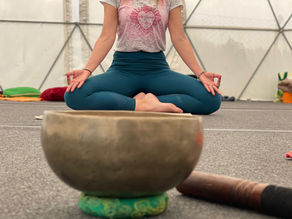 Mujer sentada en la postura meditativa