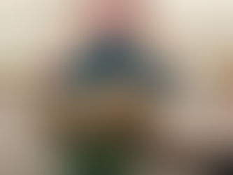 Mujer sentada en la postura meditativa