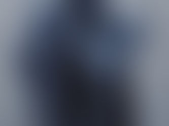 Hombre sentado en posición encogida, cubriéndose el rostro, rodeado de sombras azules que simbolizan miedos internos durante la meditación.