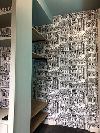 Tapisserie sur une porte à galandage