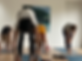 des femmes pratiquant le yoga