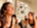 image montrant des femmes qui rient en faisant du yoga