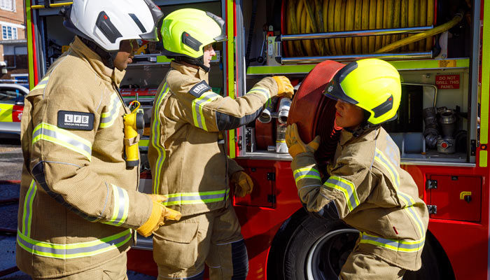 lfb-london-fire-brigade-engine-taking-out-hose-700.jpg