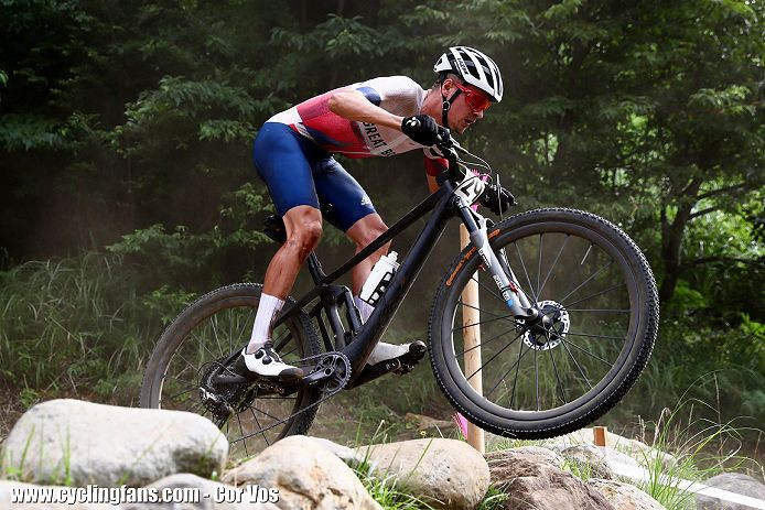 tom pidcock jump mountain bike olympics 2021