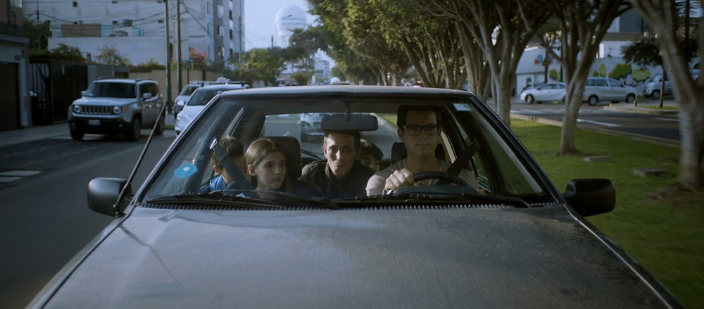 Juan Carlos Rey De Castro, Claret Quea y Mia Owens junto a Facundo Vásquez de Velasco y Diego Muller en una escena de "Papá X Tres"