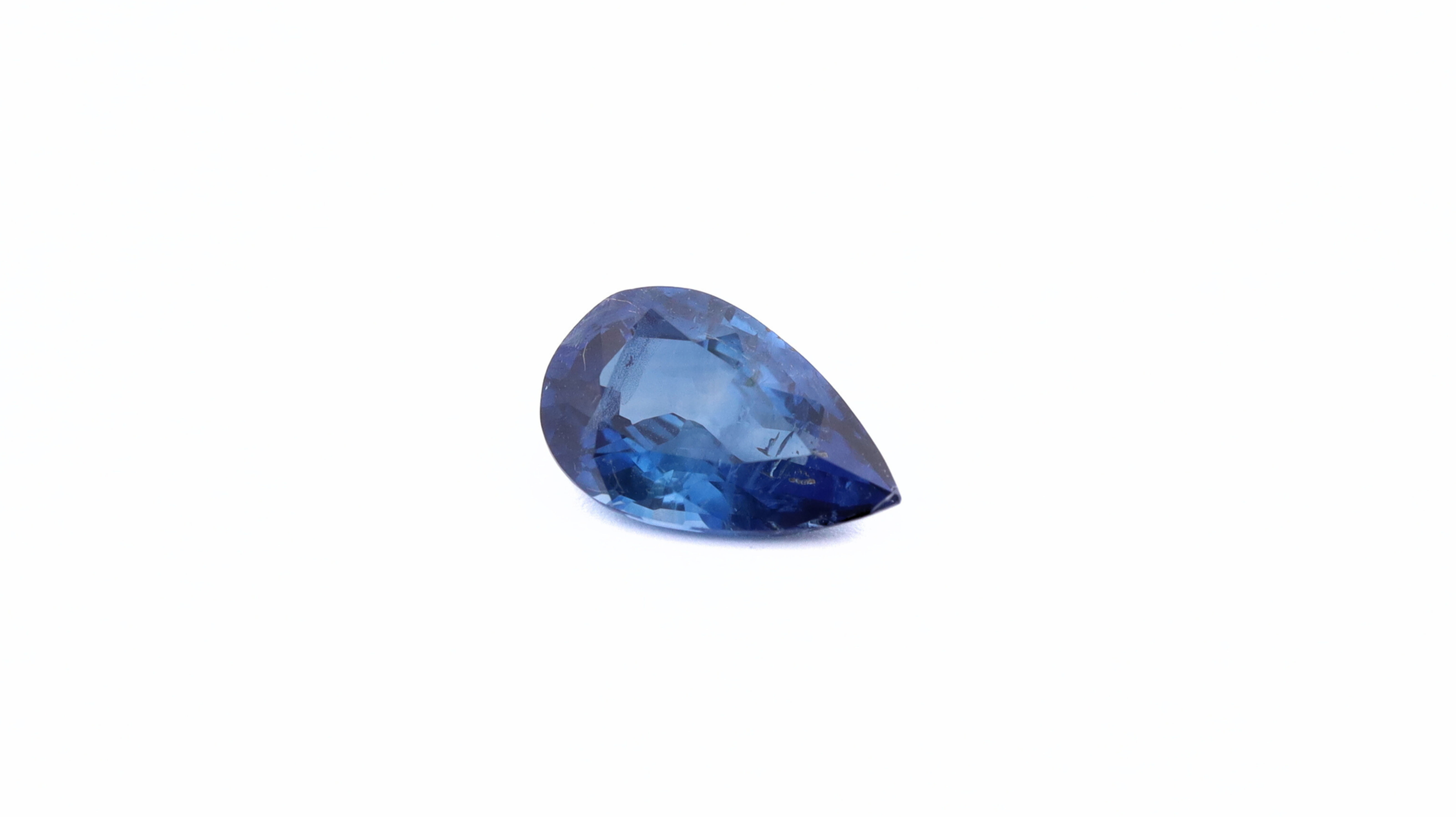 Front photo of a blue Sapphire, pear cut, measuring 7.97x5.10x3.33mm and weighting 0.92ct, with a white background.