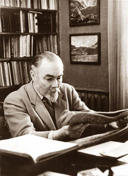 Юрий Рерих дома