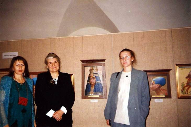 На выставке слева-направо:  О. Царегородцева, М.Озолиня, Н. Тютюгина.