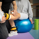 paciente-haciendo-rehabilitacion-fisica-ayudado-terapeutas.jpg