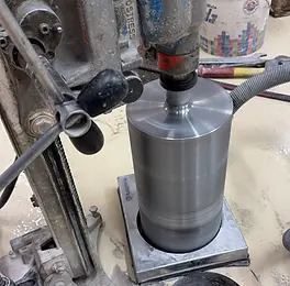 Carotatrice professionale con foretto diamantato in funzione su pavimento in calcestruzzo