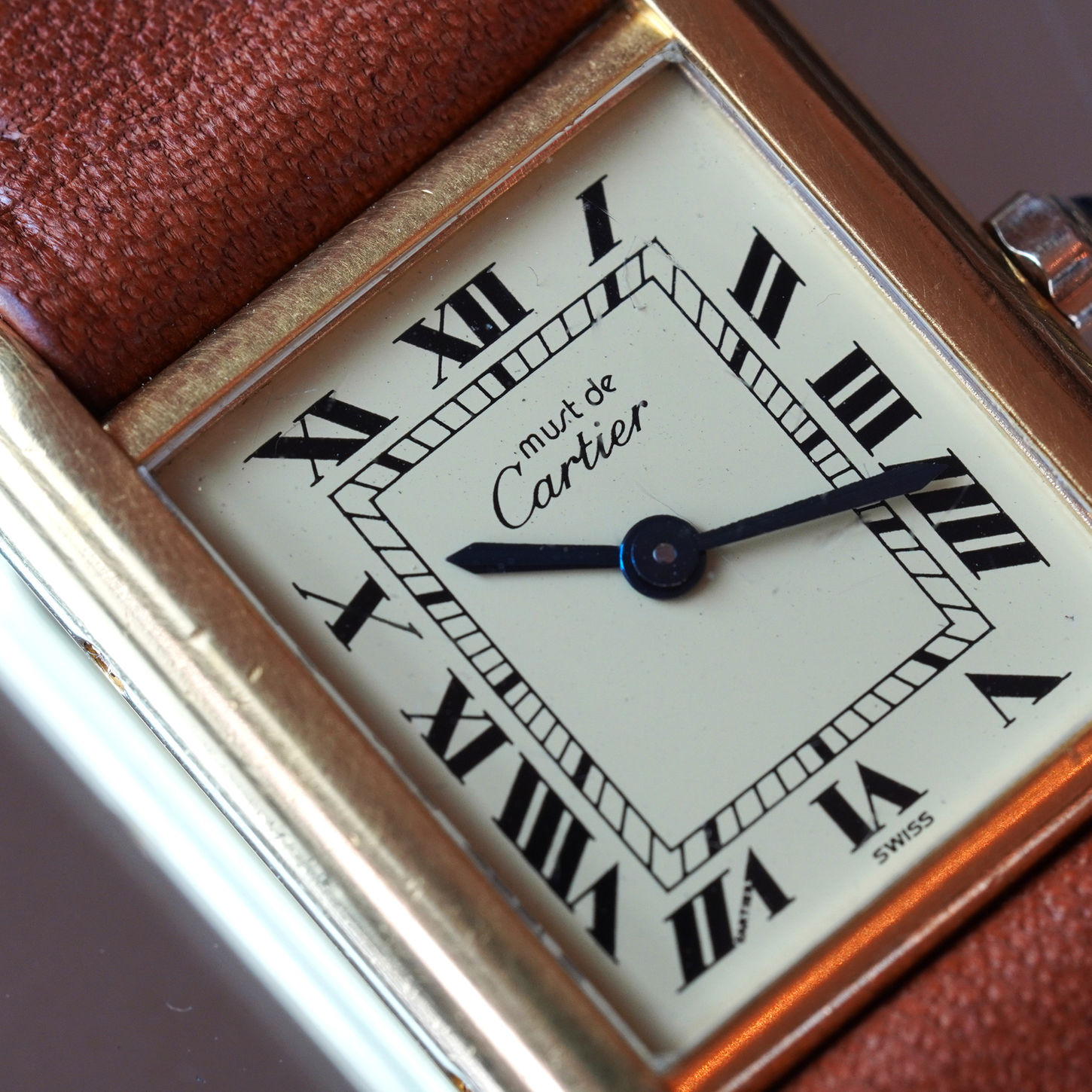 Vintage Damen-Tankuhr aus den 1990er Jahren mit Lederarmband in klassischem Design. By Graf Classics.