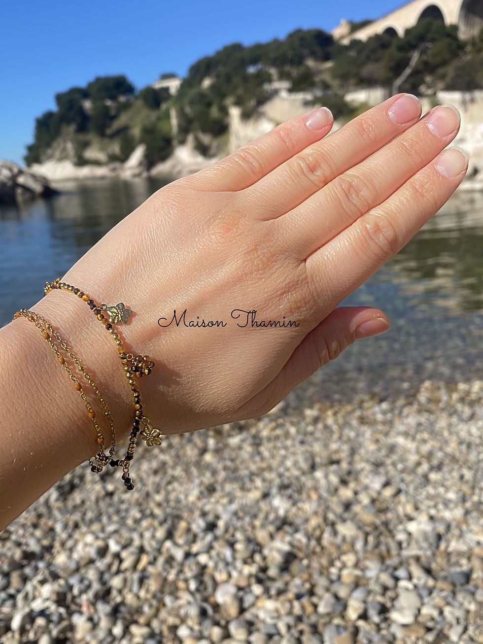 Bracelet triple chaîne en acier inoxydable doré avec breloques marron
