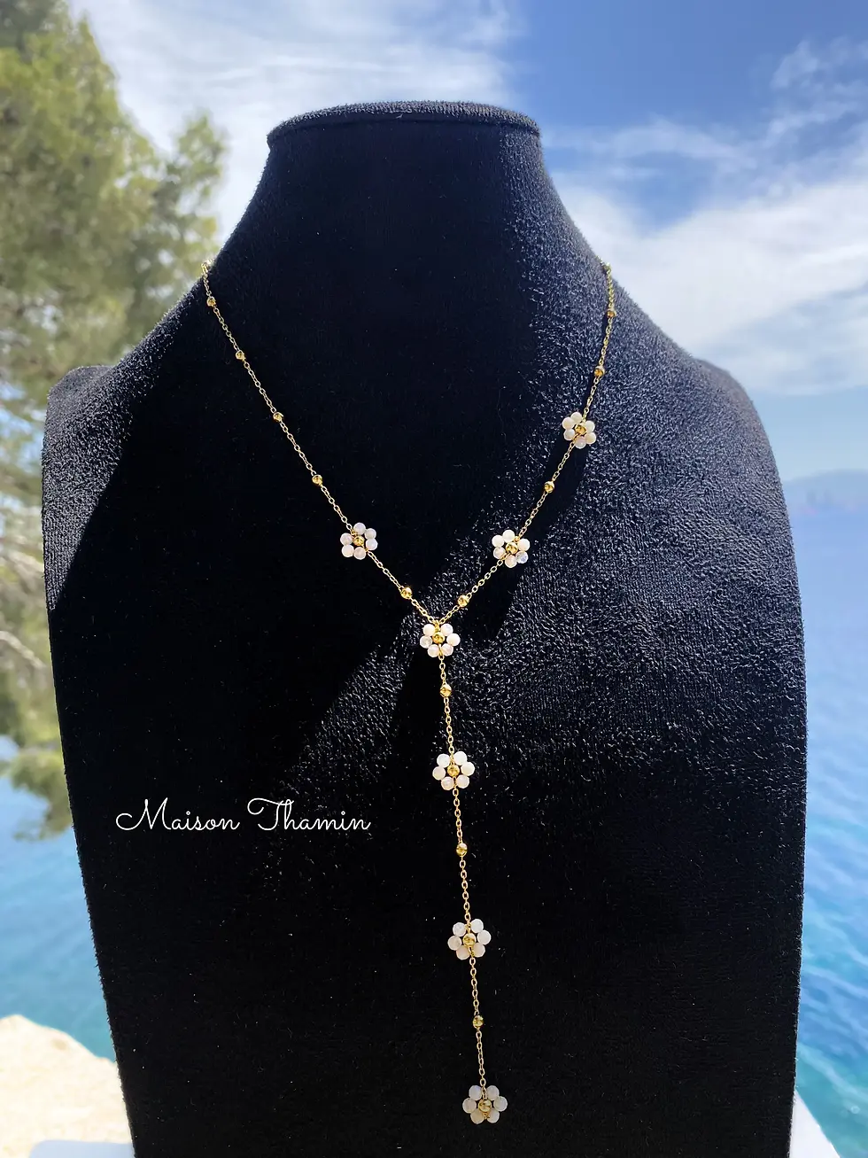 Sautoir lasso en Y en acier inoxydable doré avec petites fleurs blanches nacrées - Maison Thamin