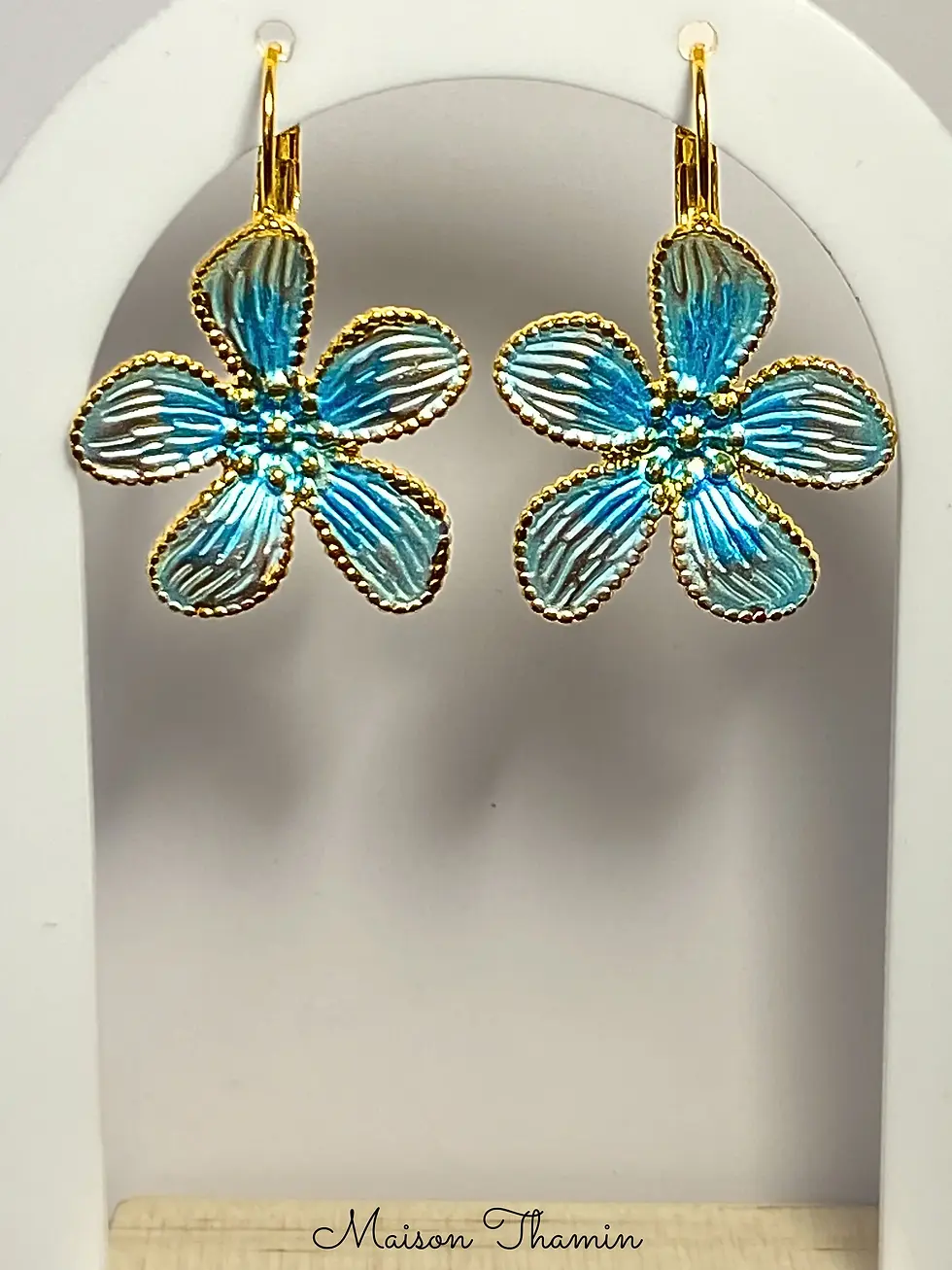 Miniature : Détail des pétales bleutés striés sur boucles d'oreilles fleurs en acier inoxydable doré - Maison Thamin