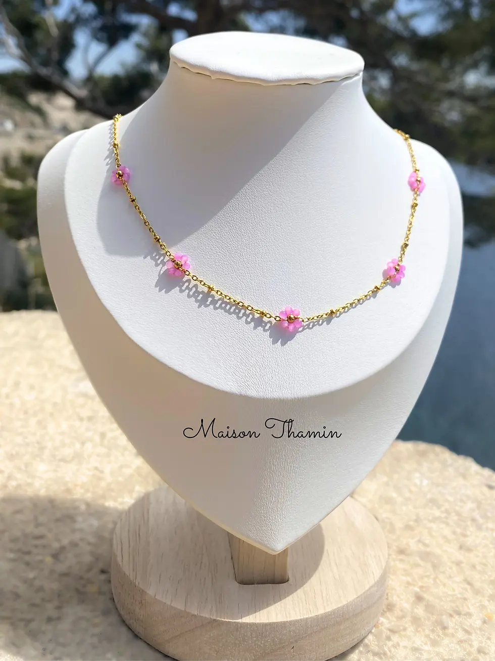 collier en acier inoxydable chaîne fine et dorée avec petites fleurs roses