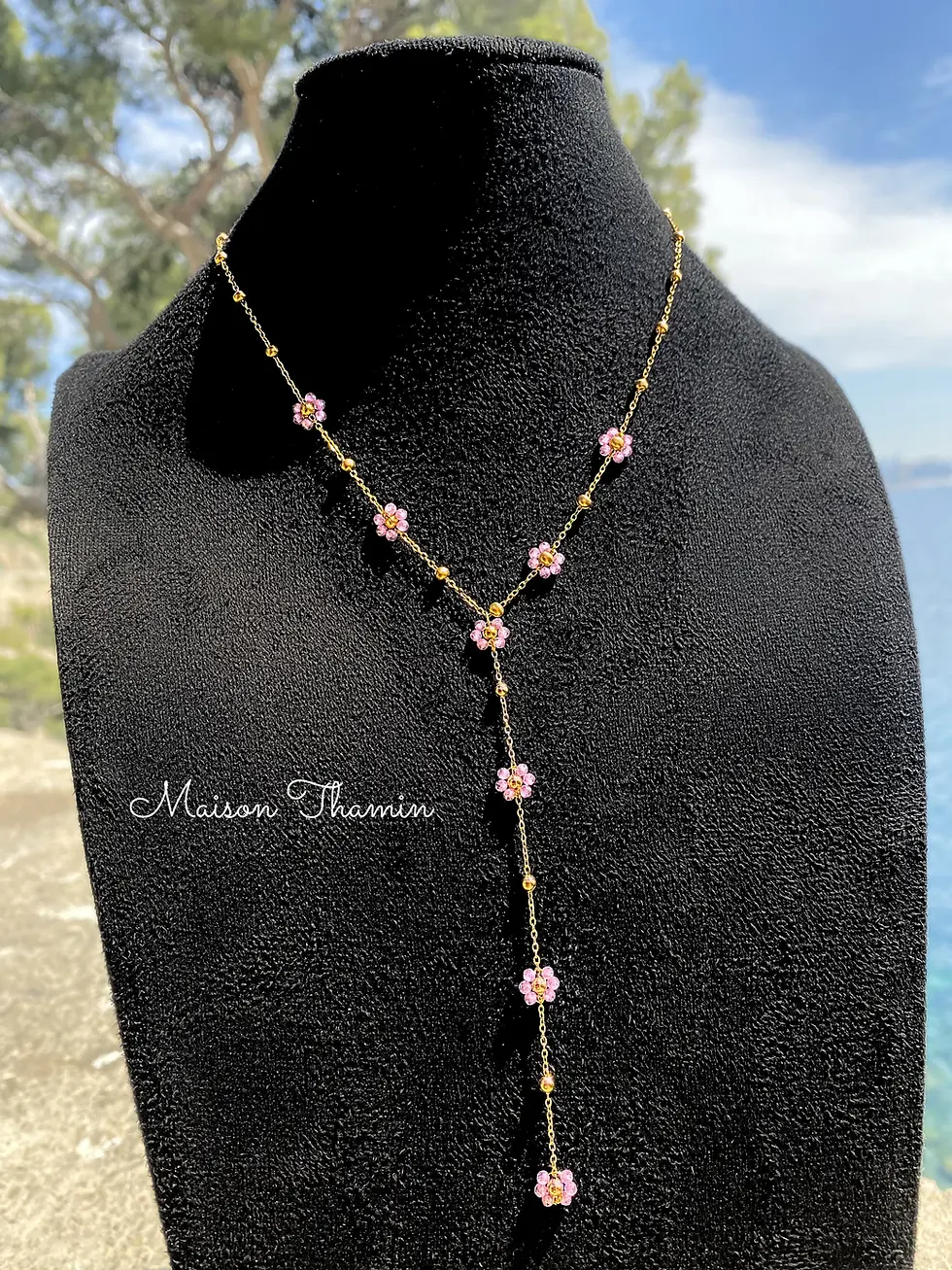 Miniature : Collier sautoir en Y doré avec motifs floraux rose, bijou femme style méditerranéen Maison Thamin