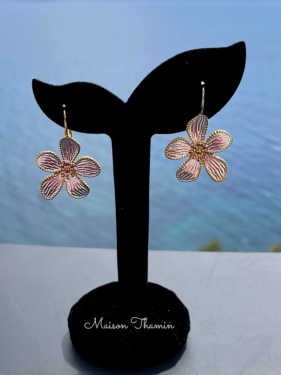Boucles d'oreilles dormeuses acier inoxydable doré, pendentif fleur rose nervurée contour doré, Maison Thamin