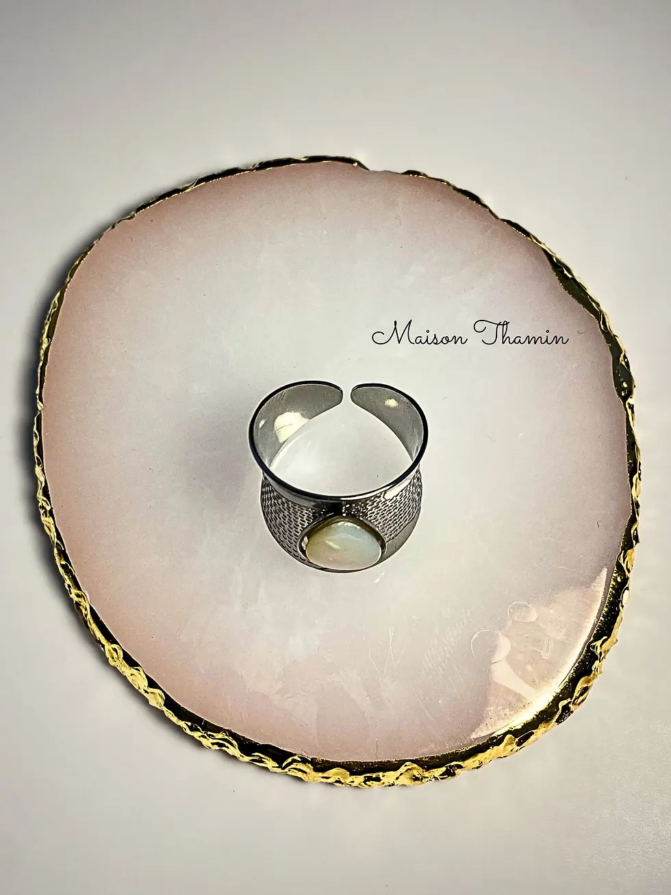 Miniature : Bague Carthage argentée large pierre nacrée vue de dessus acier inoxydable - Maison Thamin