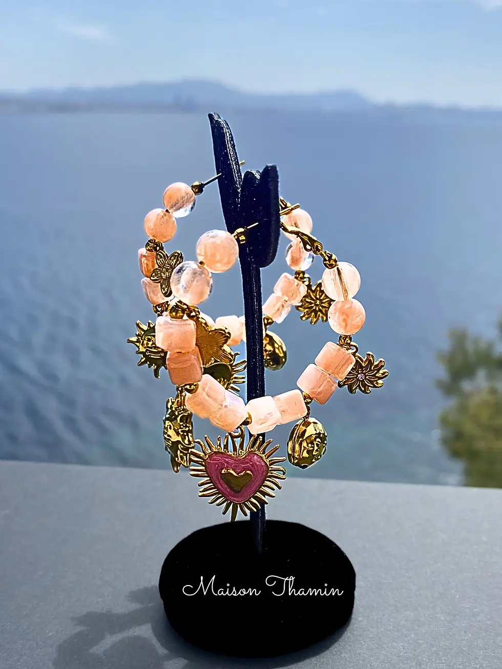 Boucles d'oreilles pendantes acier inoxydable doré, perles roses et breloques cœur sacré soleil, Maison Thamin