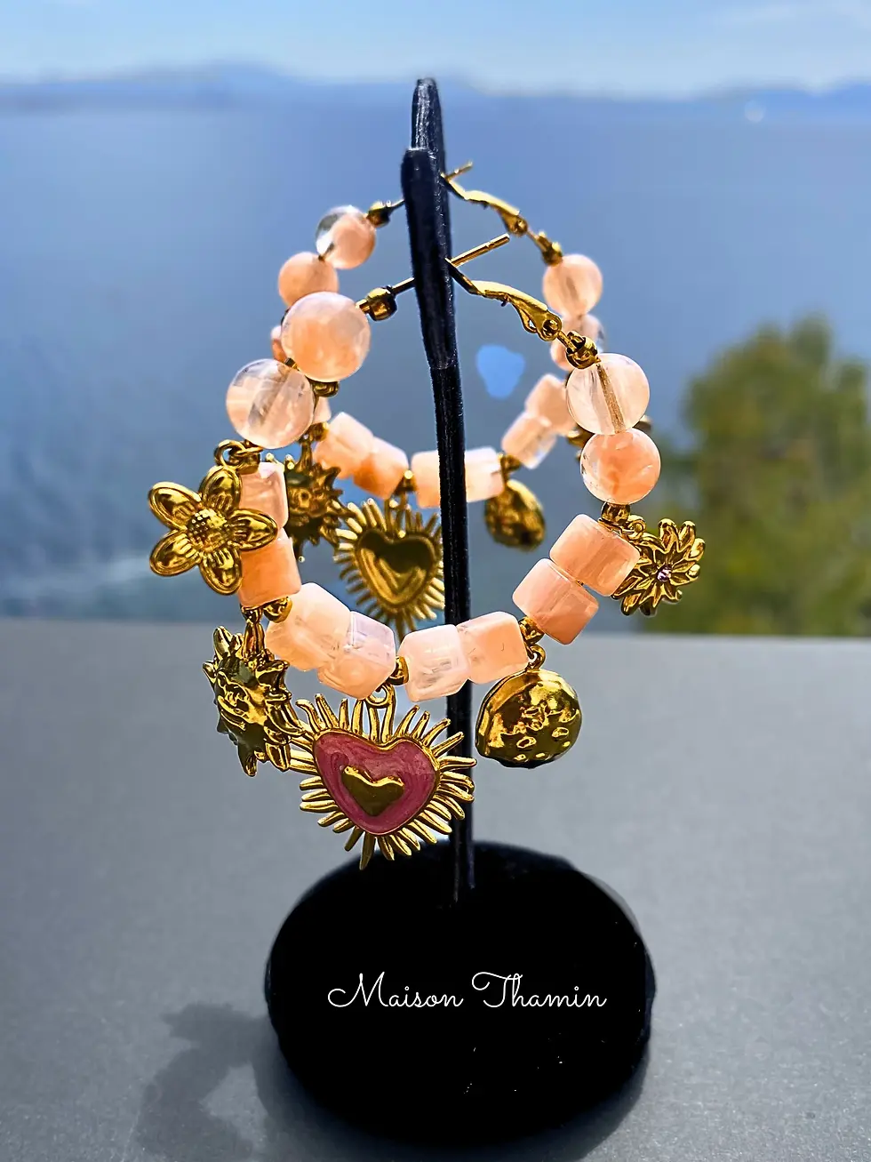 Miniature : Créoles pendantes acier inoxydable doré, perles roses et breloques fleur coeur soleil, Maison Thamin