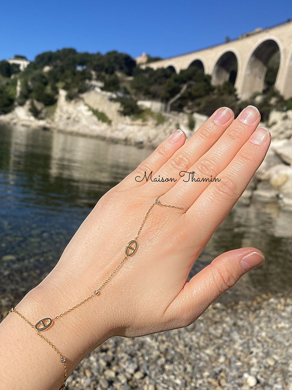 Bracelet chaîne de main en acier inoxydable doré avec maille marine et strass brillant