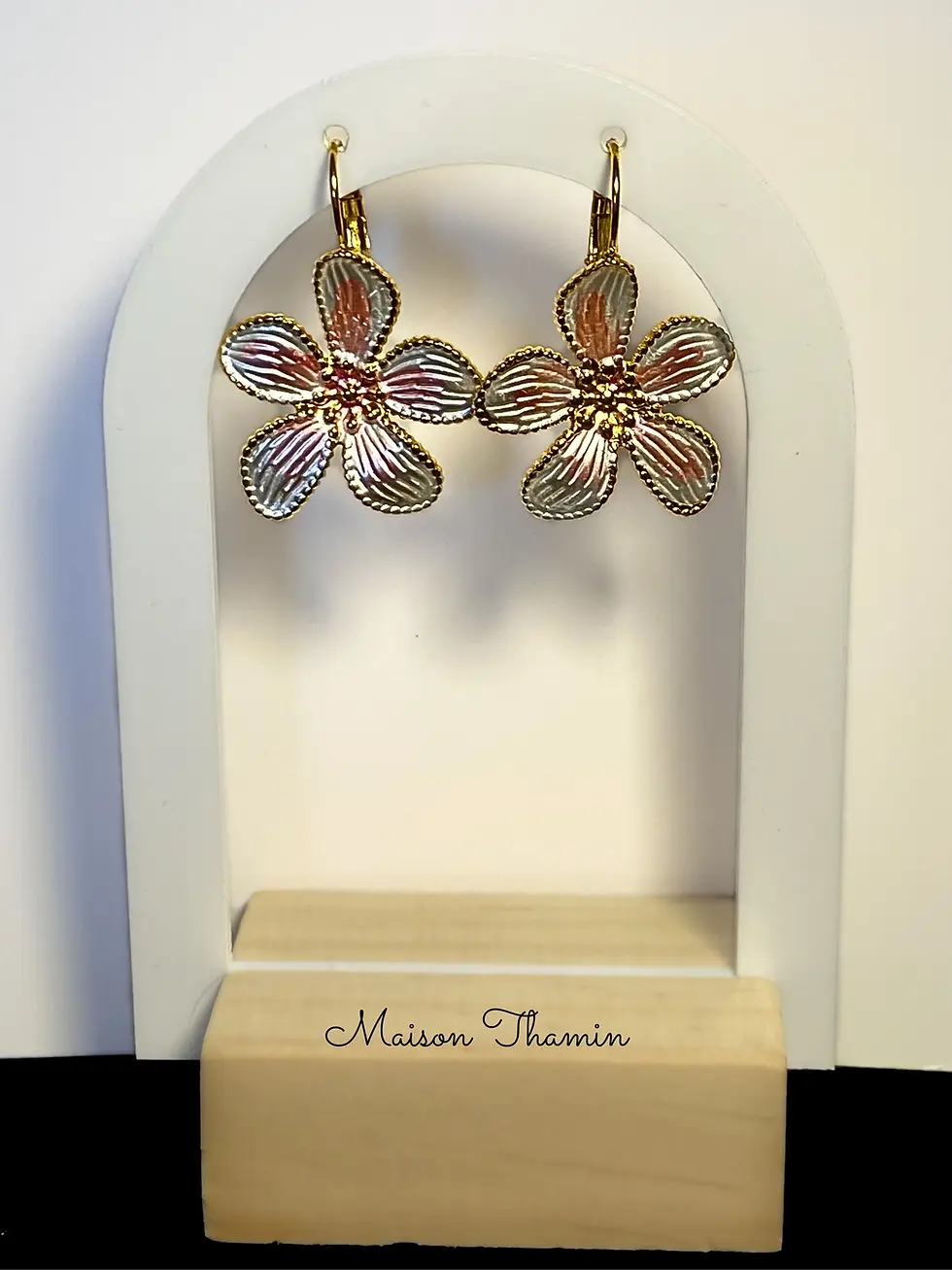 Miniature : Boucles d'oreilles grandes fleurs tropicales dorées aux pétales rose et blanc striés - Maison Thamin