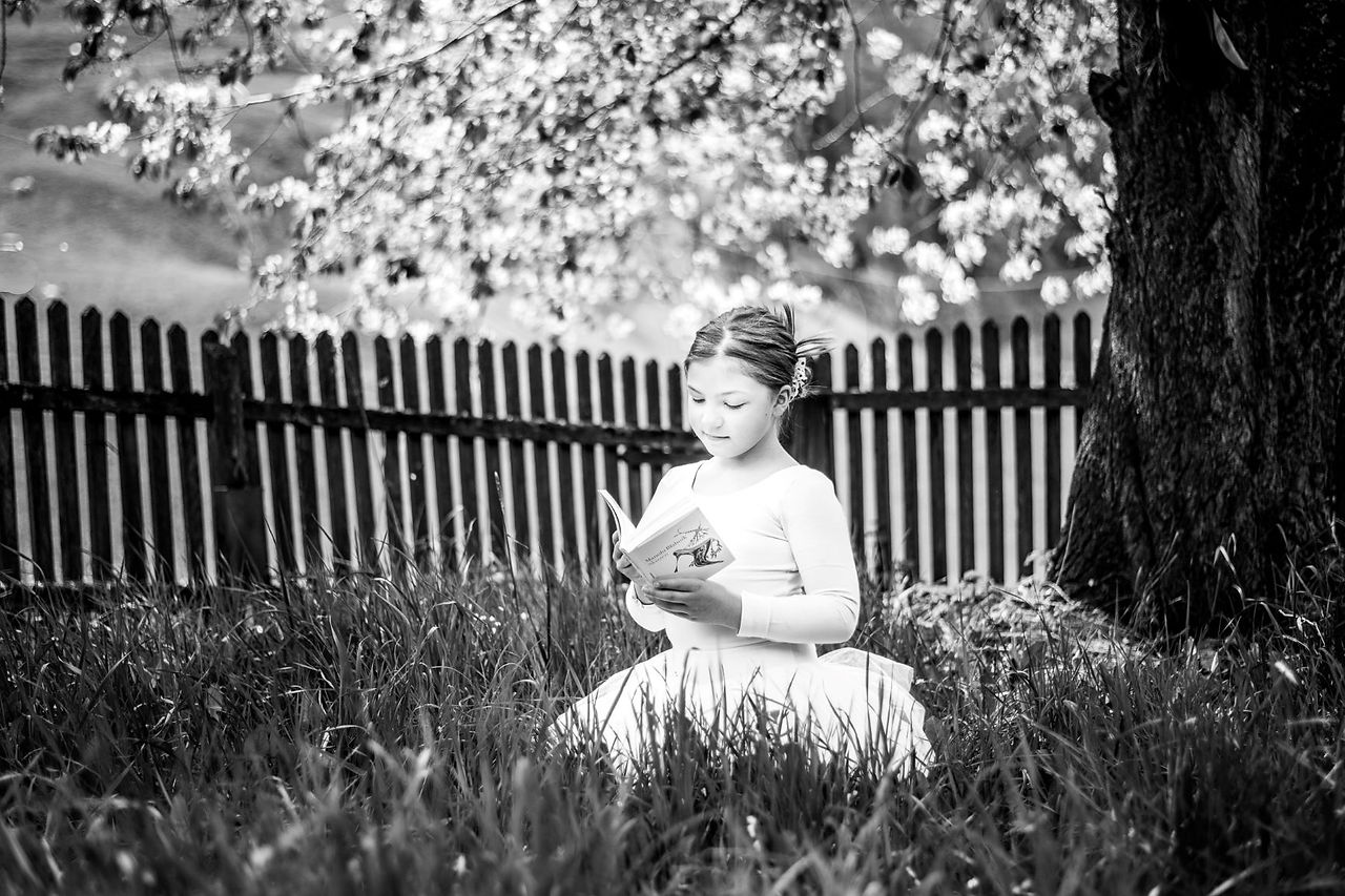 Balllerina reading under the cherry tree - Photo © Daniela Brugger