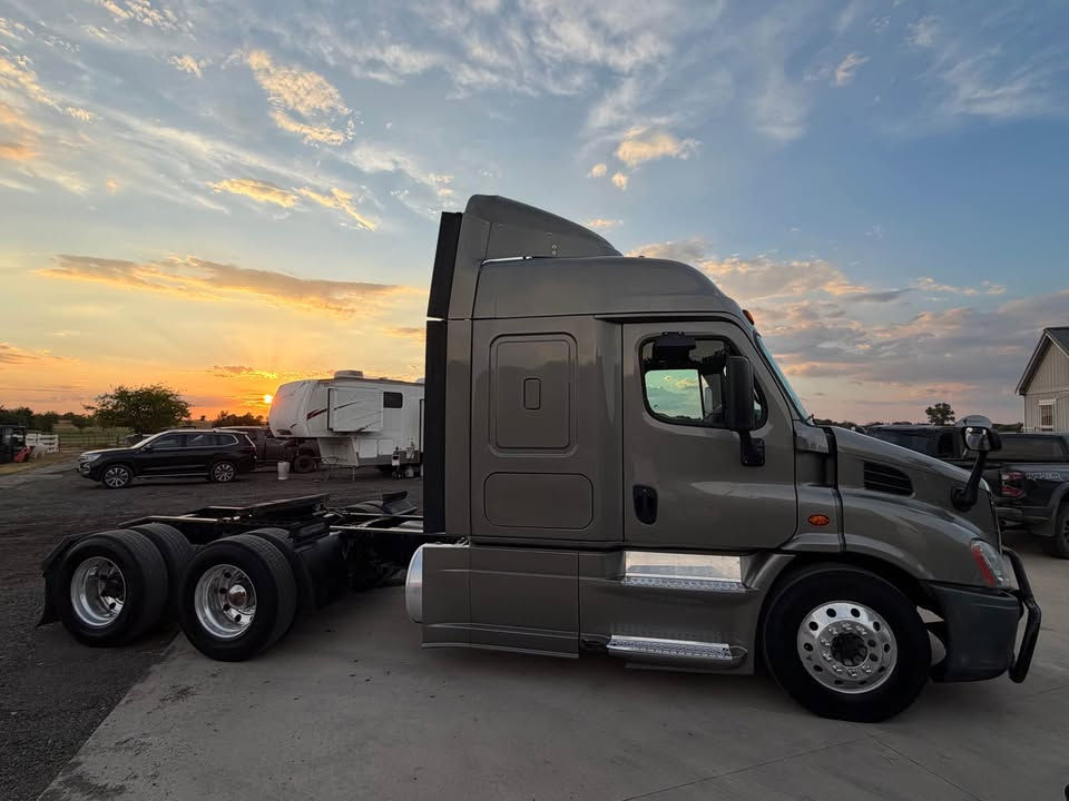 Thumbnail: 2019 Freightliner Cascadia 113 Mid-Ro cascadia / 700k miles