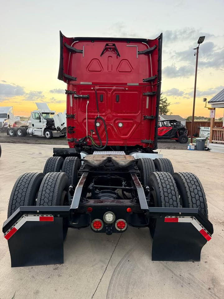 Thumbnail: 2019 Freiglainer Cascadia 126 dd15 semi truck / 898,060 miles