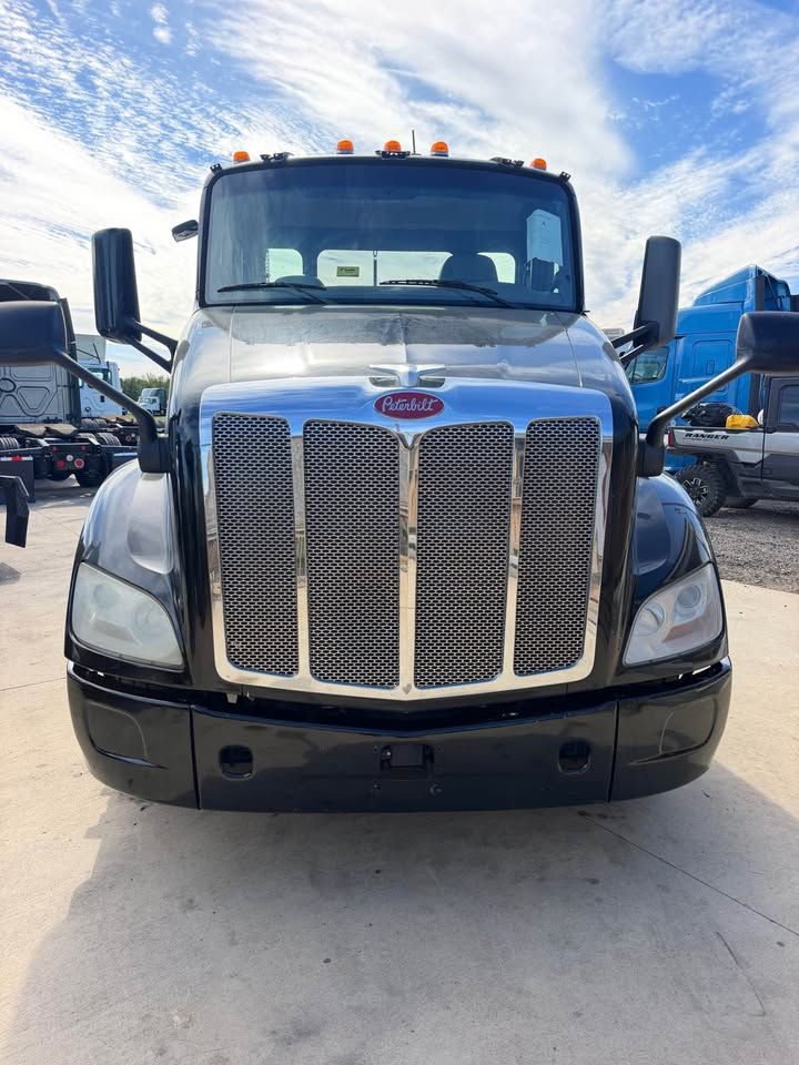 Miniatura: 2017 Peterbilt day cab LOW MILES 490k peterbilt day cab tractor semi