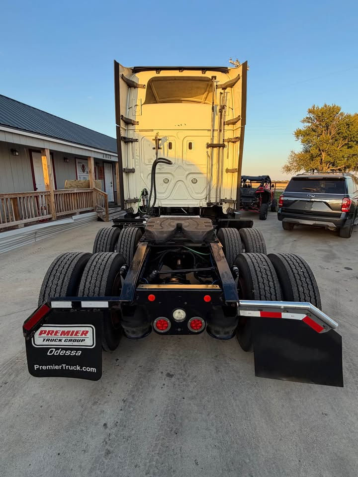 Miniatura: 2018 Freightliner Cascadia 113 (Mid-R semi truck cascadia / 860,471 miles