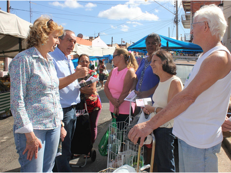 Iara Bernardi e Carlos Leite visitam feira do bairro Árvore Grande