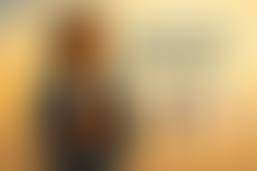 Mulher profissional em destaque, representando o empreendedorismo feminino, com silhuetas femininas ao fundo caminhando em direção à cidade, sob o título “Desafios Persistentes na Construção de um Empreendedorismo Feminino Igualitário