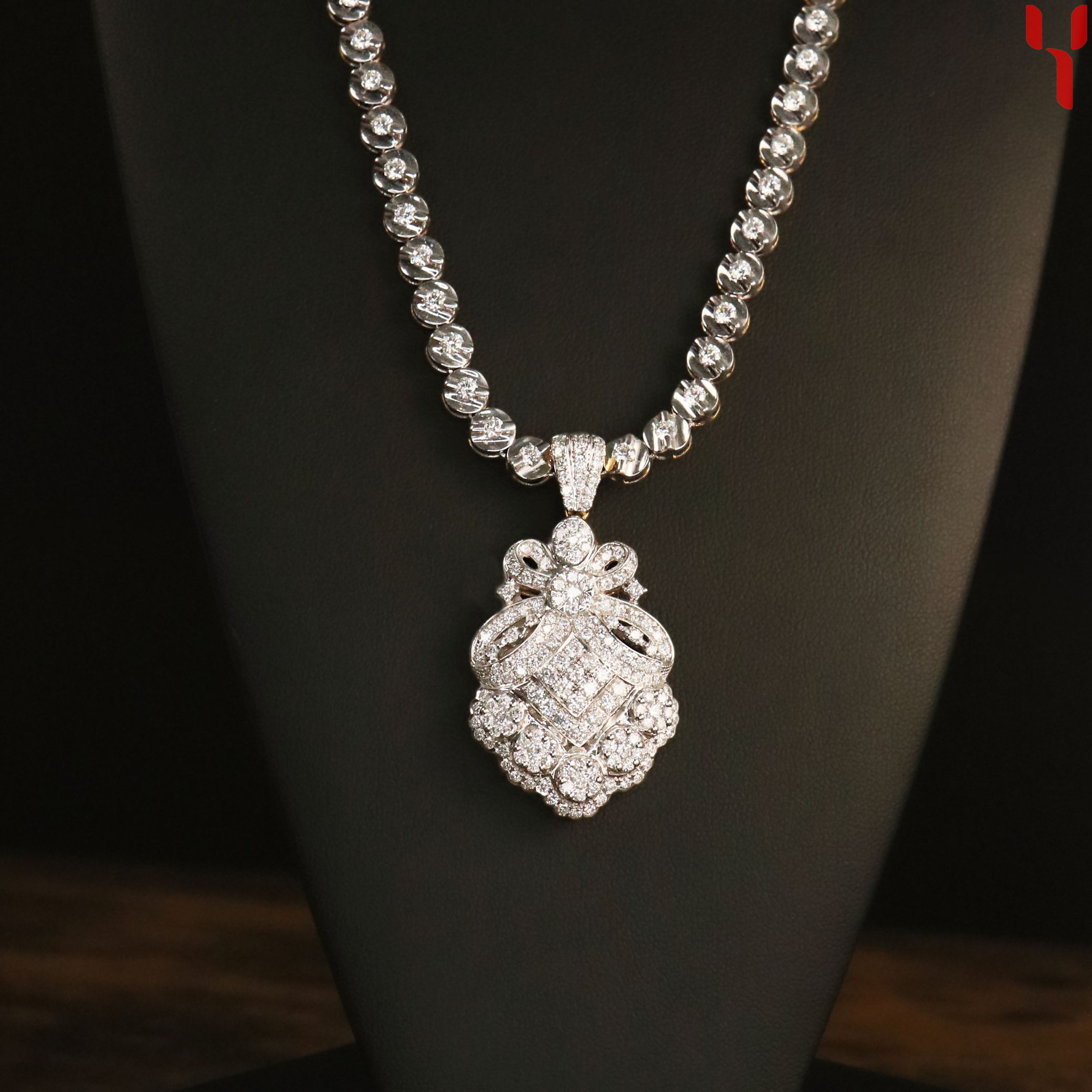 ENCHANTING DIAMOND PENDANT 
