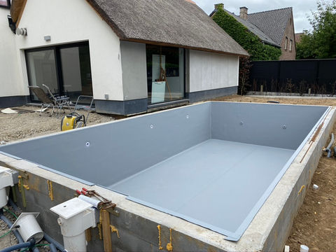 Sikaplan TPO vijverfolie en zwembadfolie België | Sealtec Waterproofing | Zwembad | Hybride zwembad | Zwemvijver | TPO folie | Zwembadliner | Liner | Zwembad aanleggen | Zwemvijver aanleggen | Folieplaatser | Folielasser