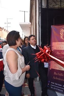 Rector de IMEI cortando liston