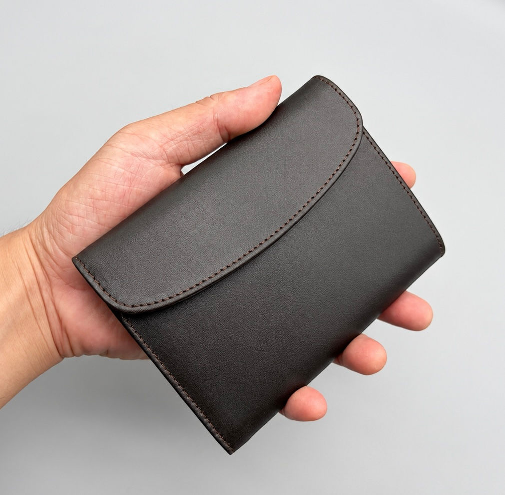 DEAUVALEX 【斜紗レザー】繊細な表情を愉しむ本格三つ折り財布|Dark Brown|カード8枚収納×独立小銭ポケット|Universal ファスナー