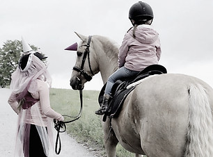 Kind beim Reiten auf Palomino Pferd_edited_edited.jpg