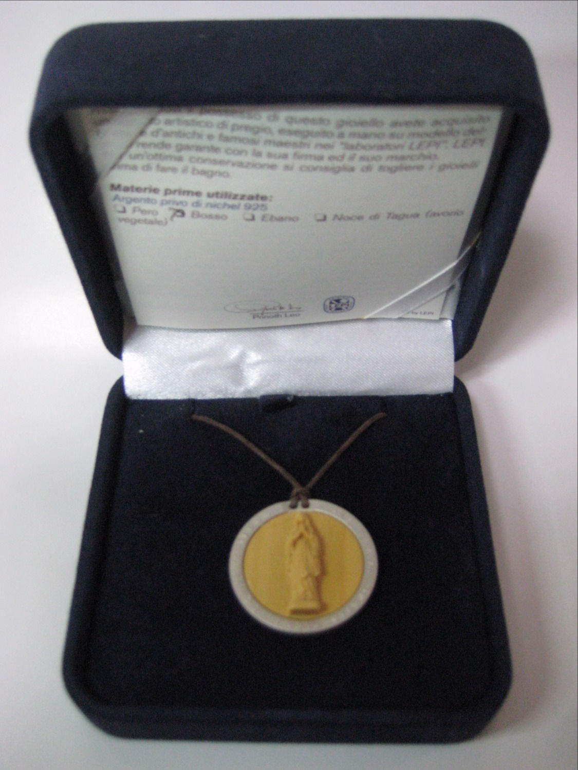 聖母マリアのペンダント