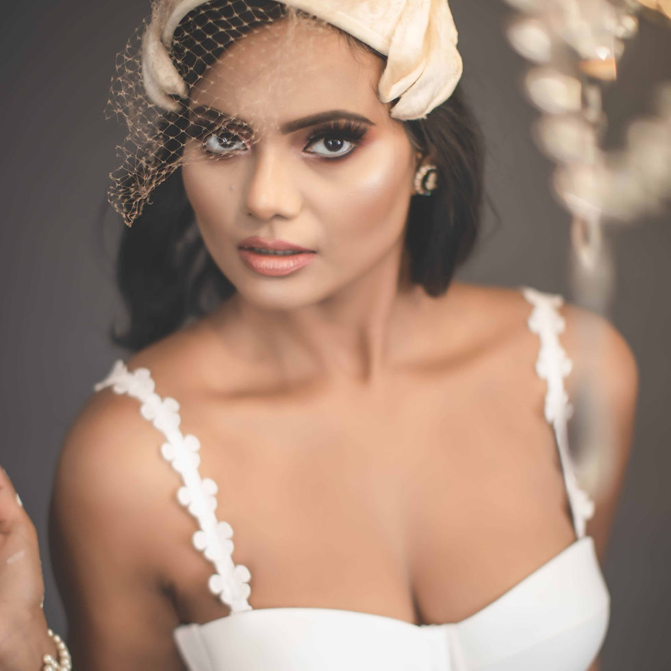 Miniatura: Woman wearing bra with flower straps. White bra straps with strapless bra, cream color fascinator on her head.