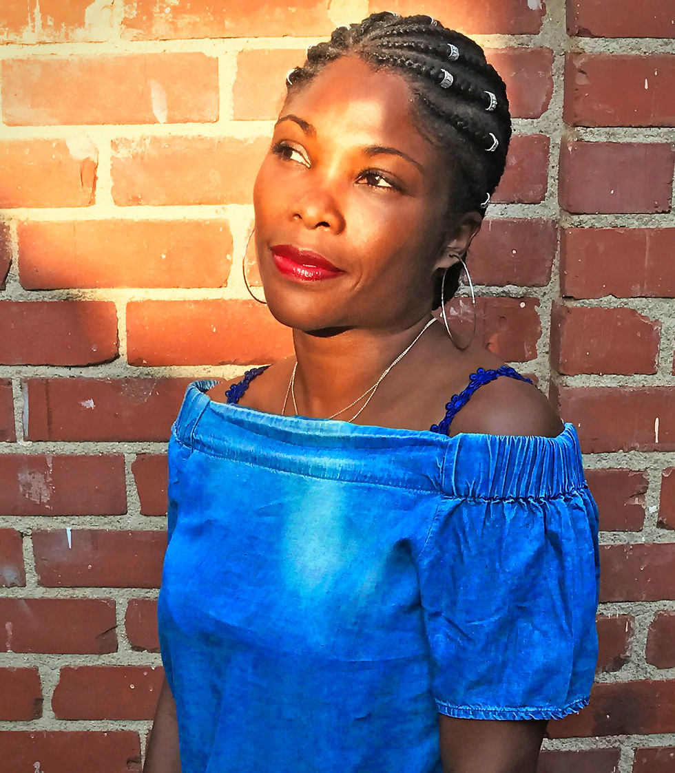 Miniature : Woman wearing bra with flower straps featuring blue daisy floral details, in blue denim off the shoulder top.