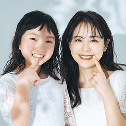 歯を見せる親子